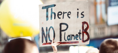 Plakat mit There is no Planet B wird hochgehalten